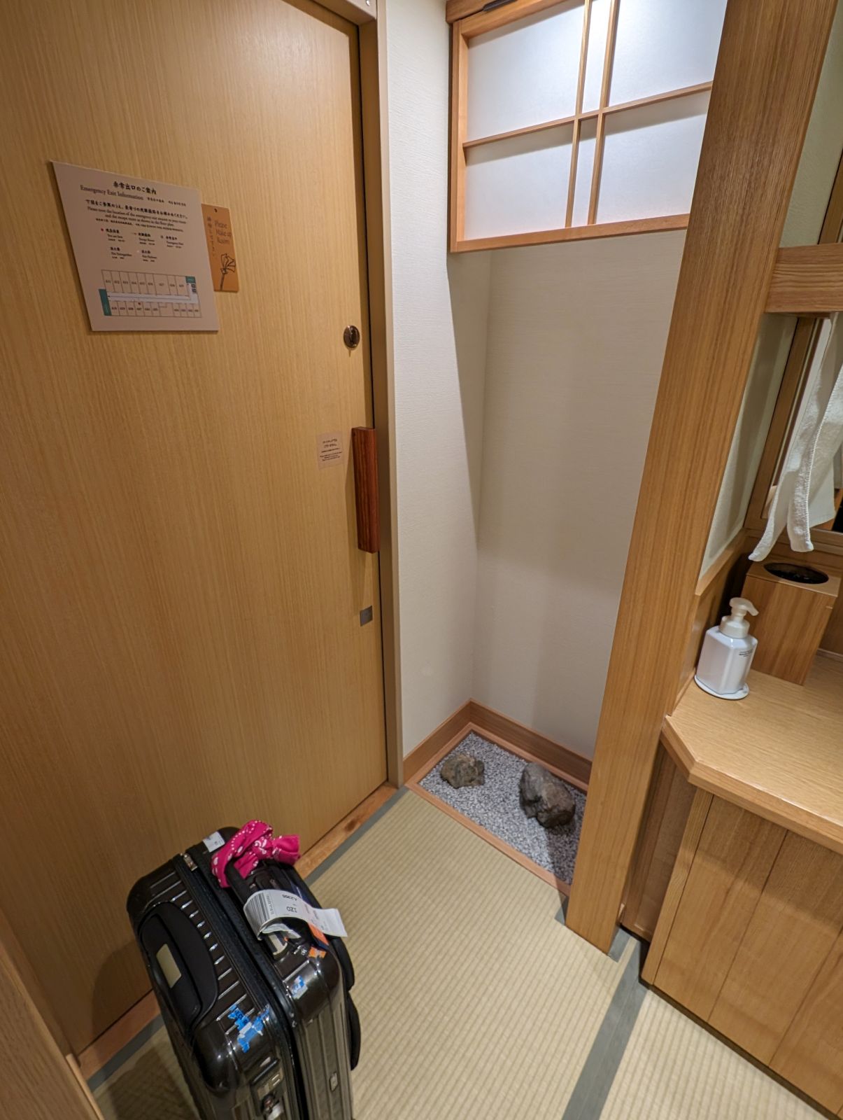入口ドアの横
