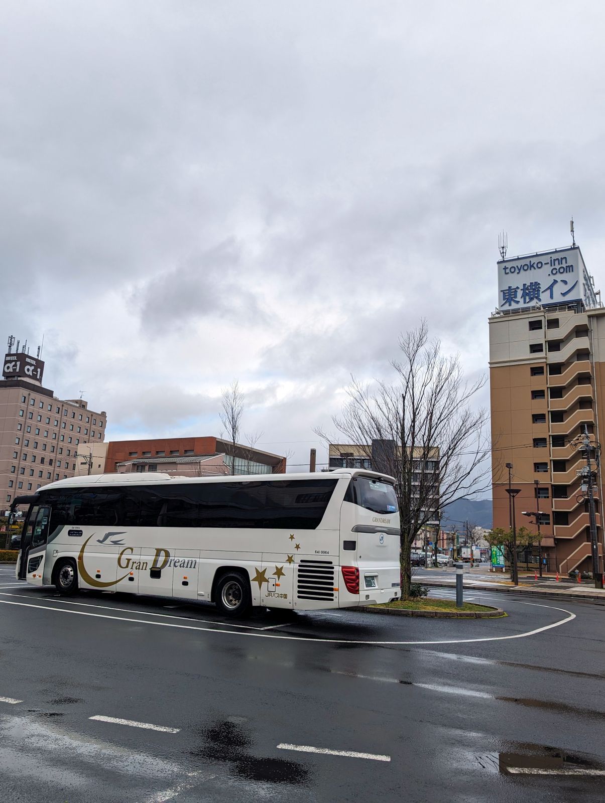 駅前バスターミナル