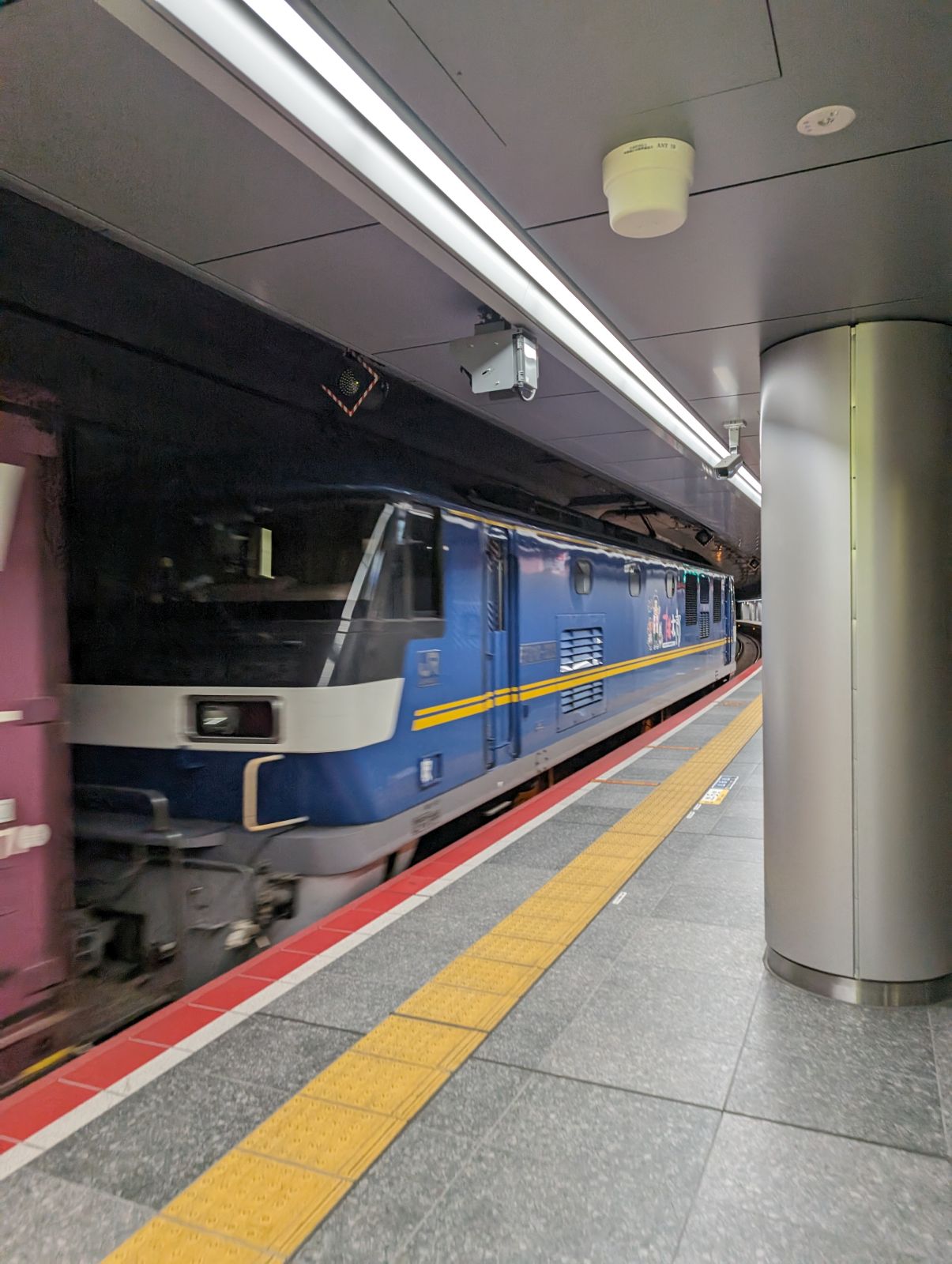 地下で貨物列車