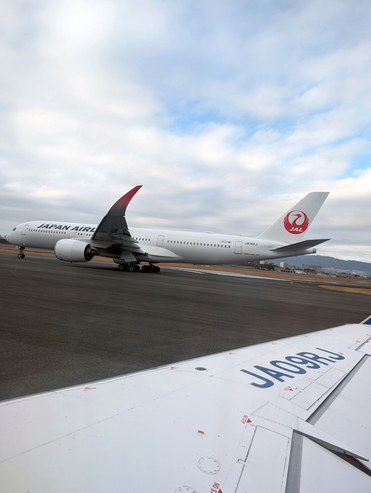 飛行機の通過待ち