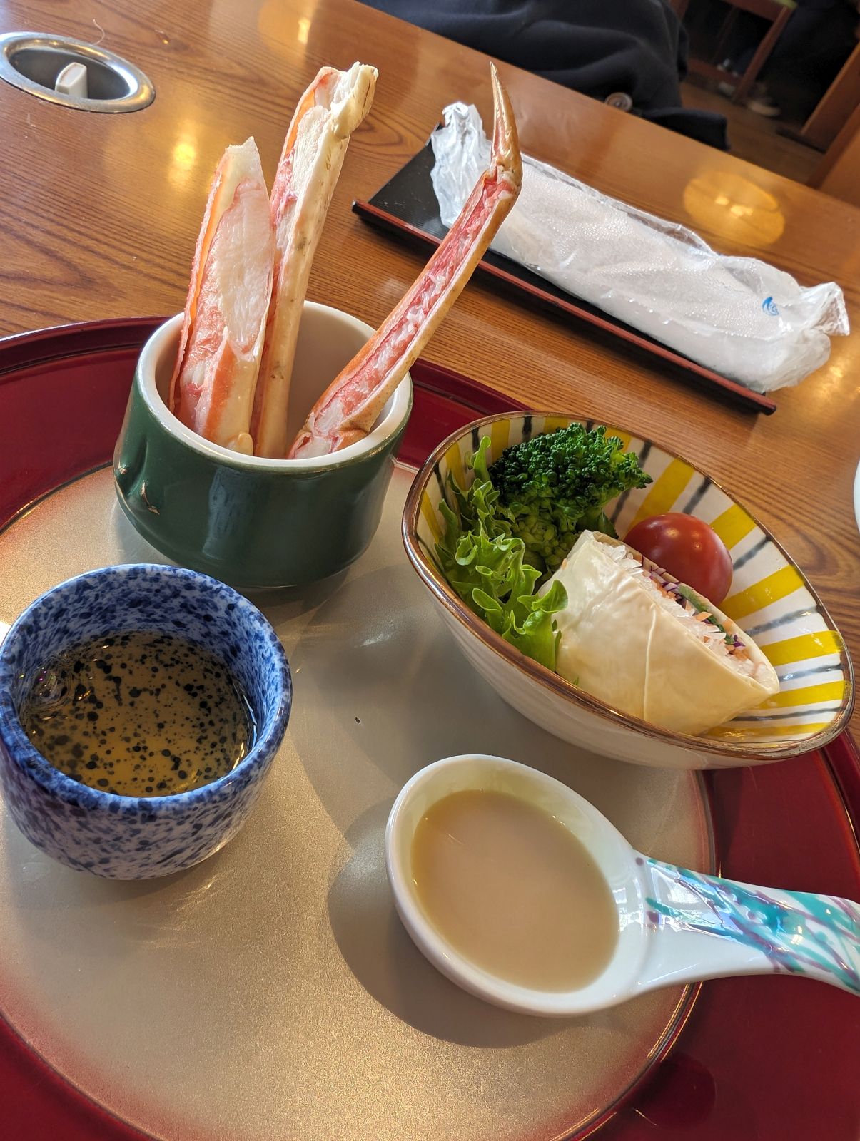 かに酢とかにみそドレッシングと湯葉巻きサラダ