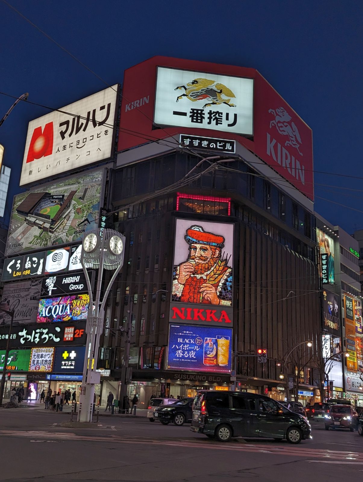 夜のすすきのビル
