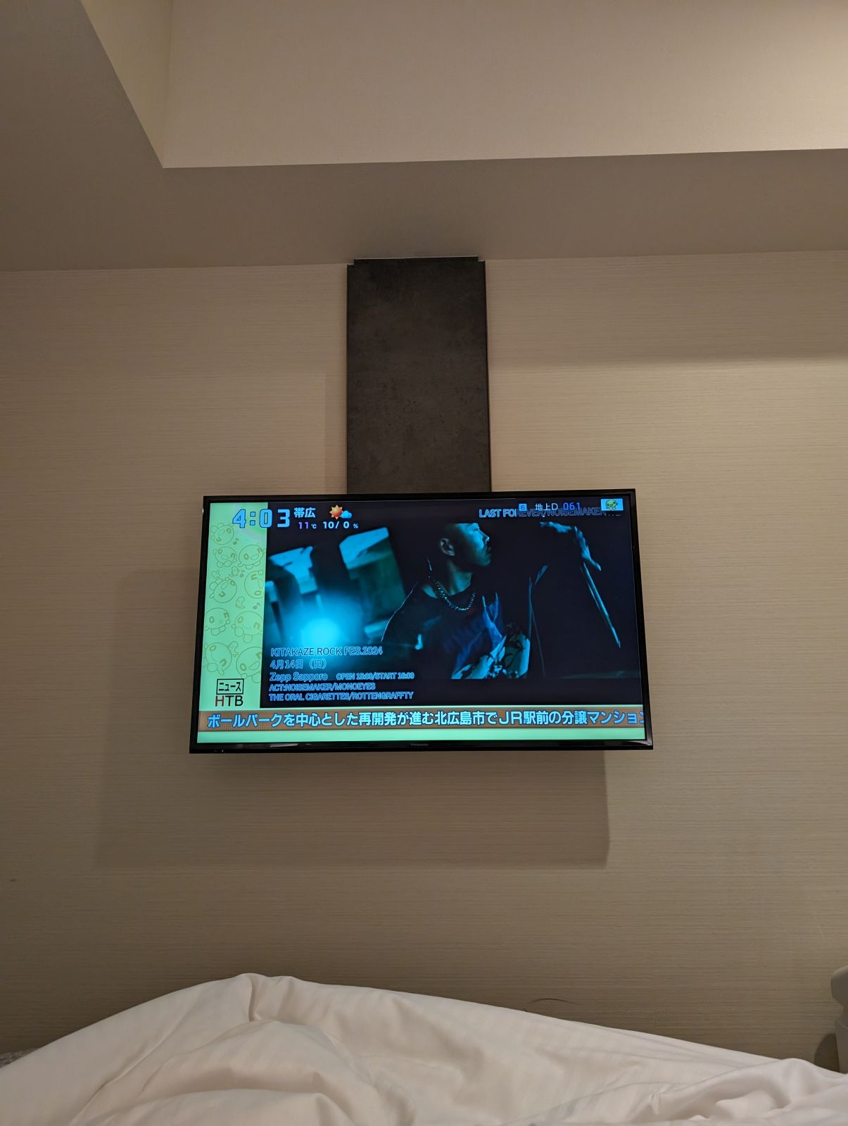 壁掛けのテレビ