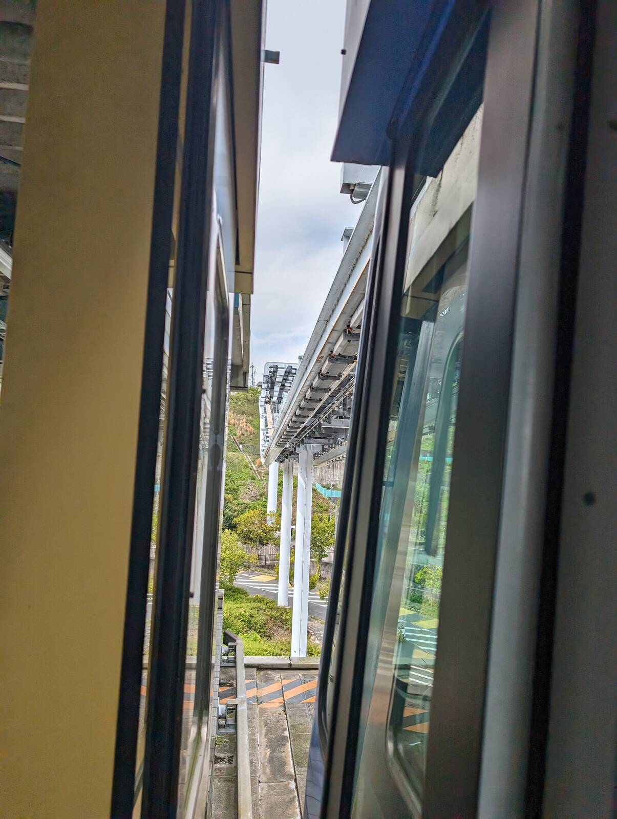 ホームと車両のすき間