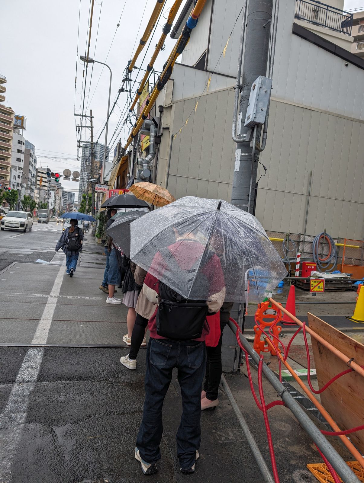 雨の中の行列