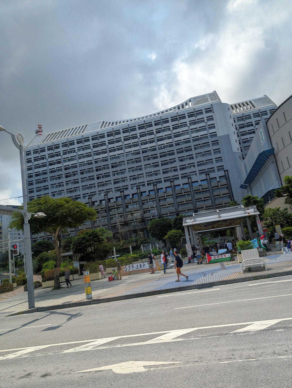 県庁前で集会