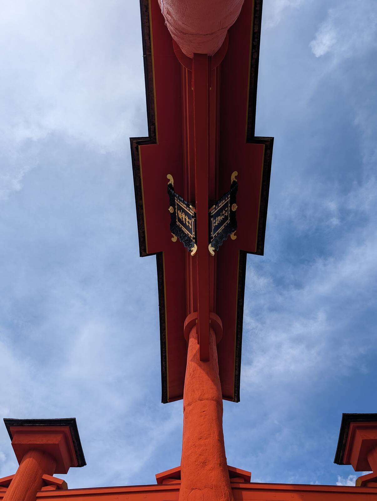 鳥居の真下
