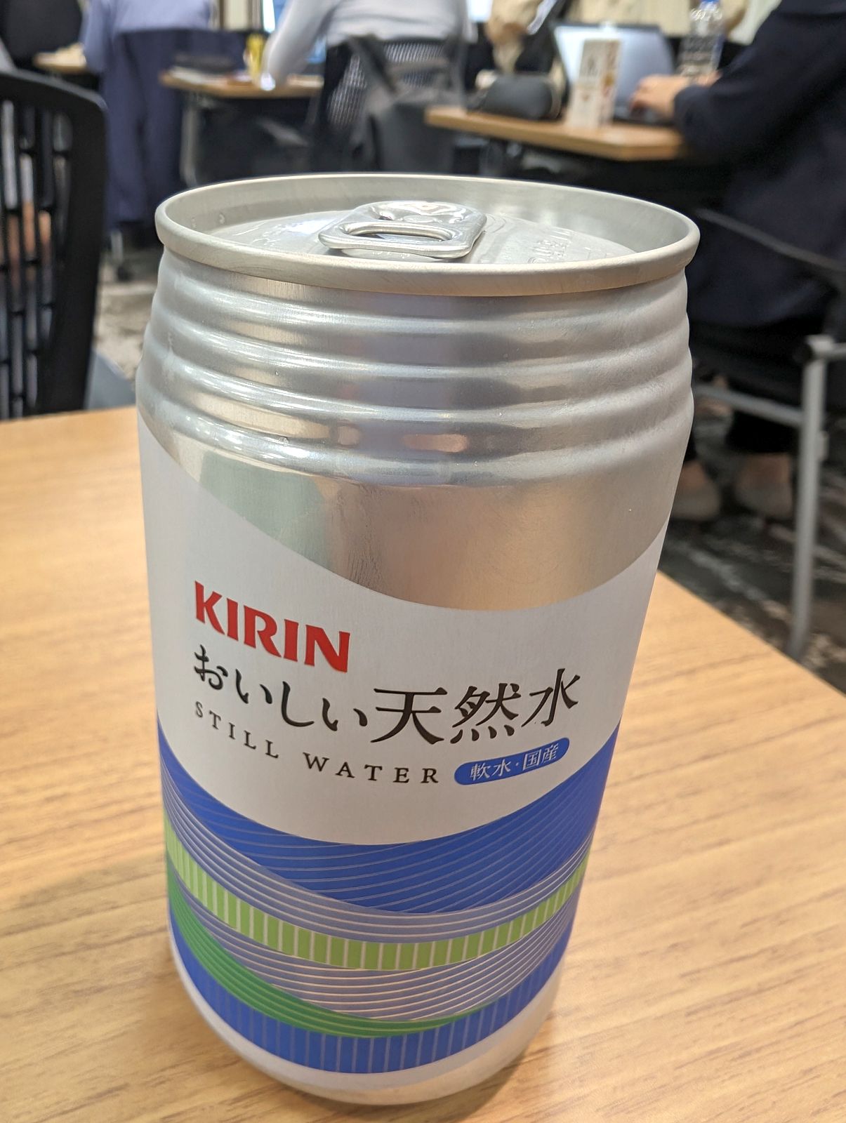 缶入りの水