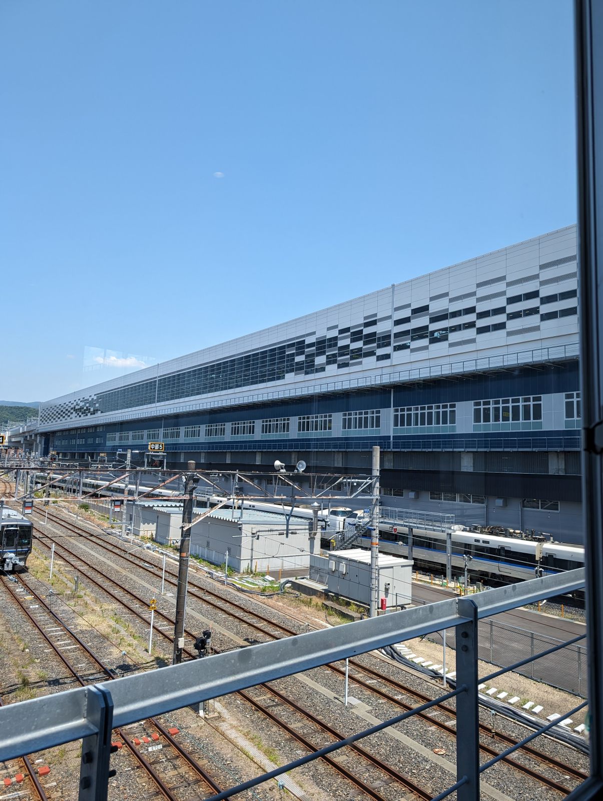 北陸新幹線側の建物