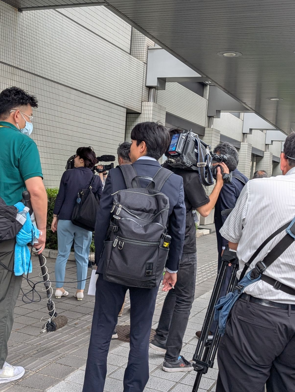 本社前で取材