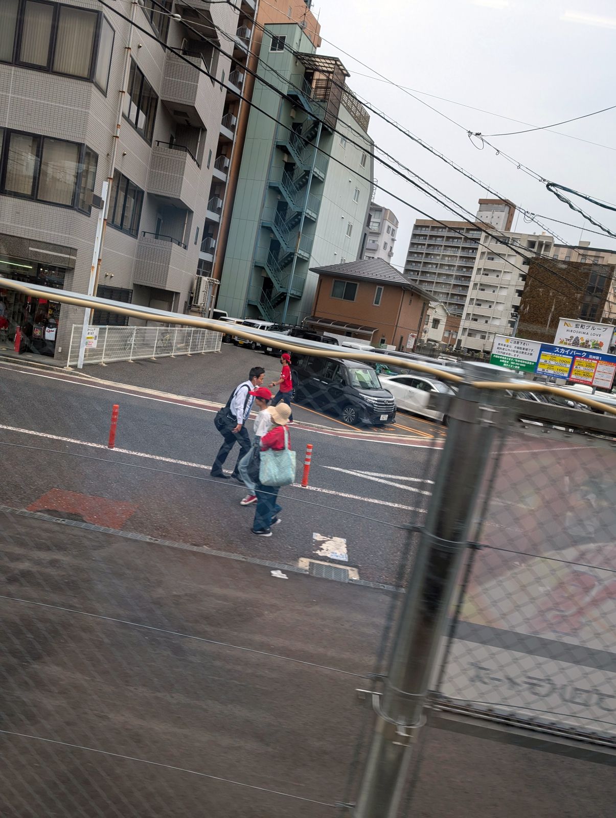 球場へ向かう人