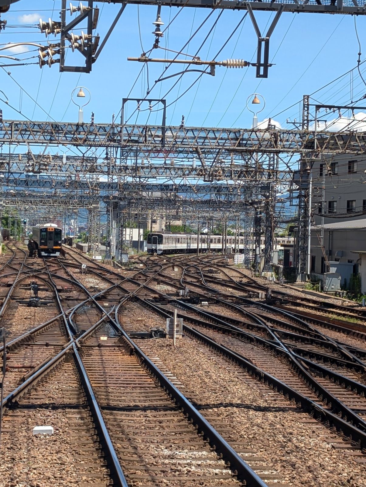 大和西大寺駅の線路