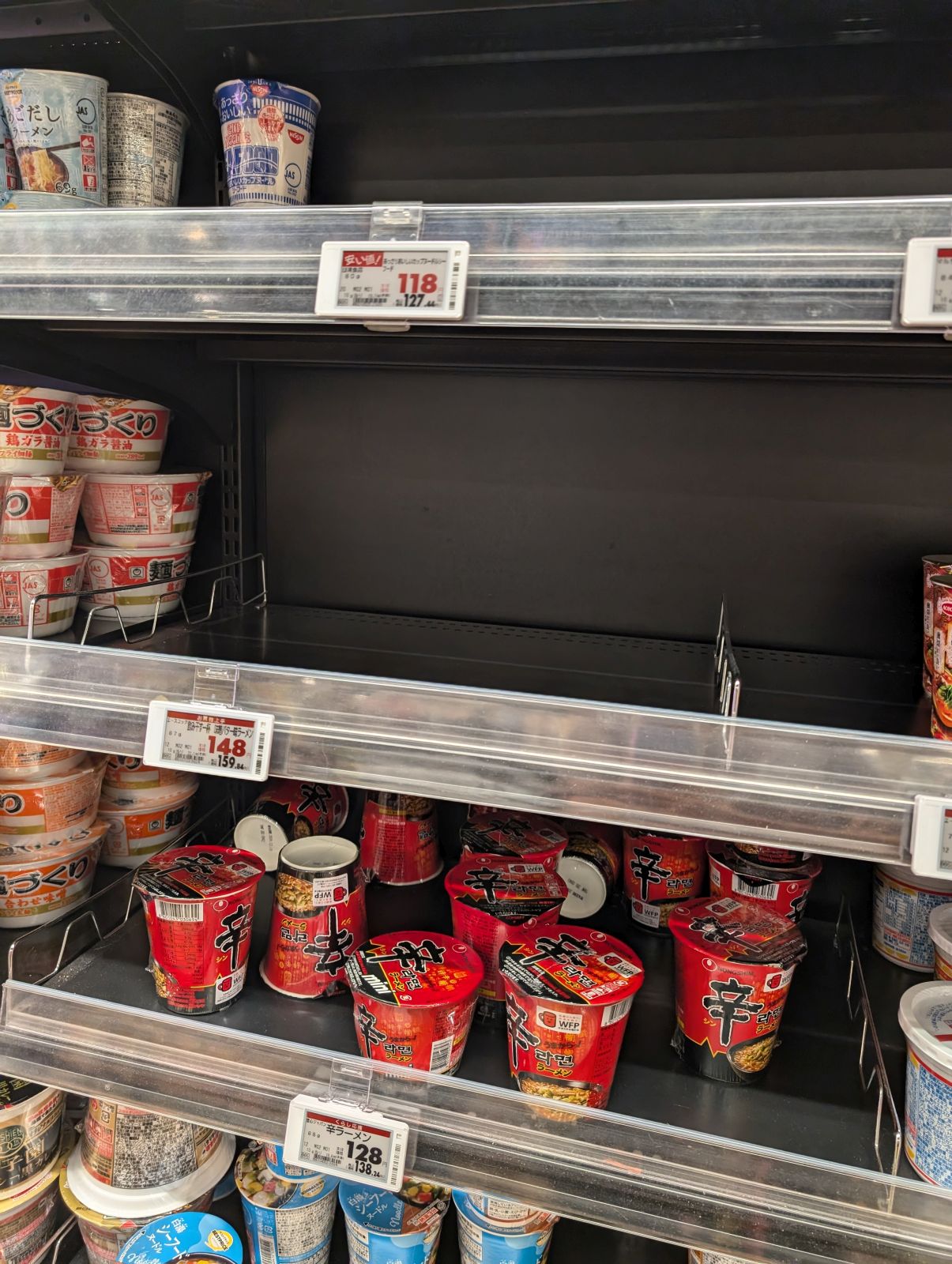 カップ麺売り場