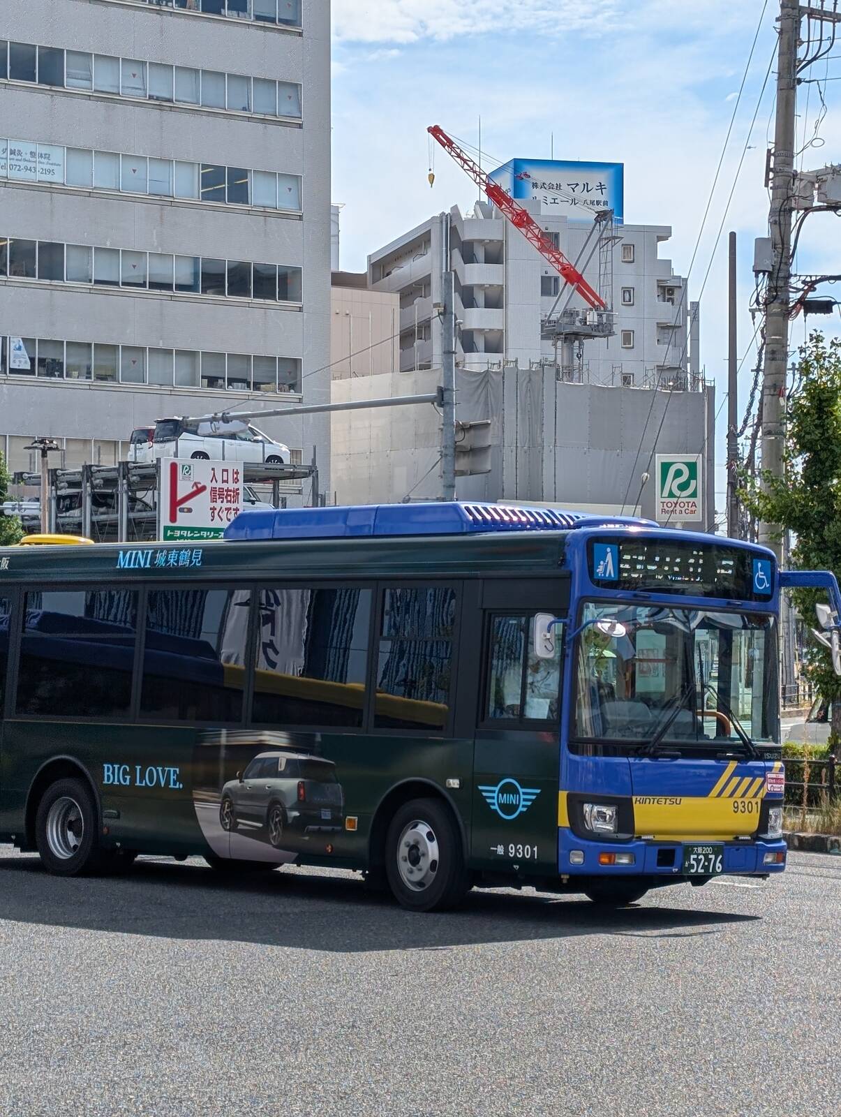 MINIの広告のバス