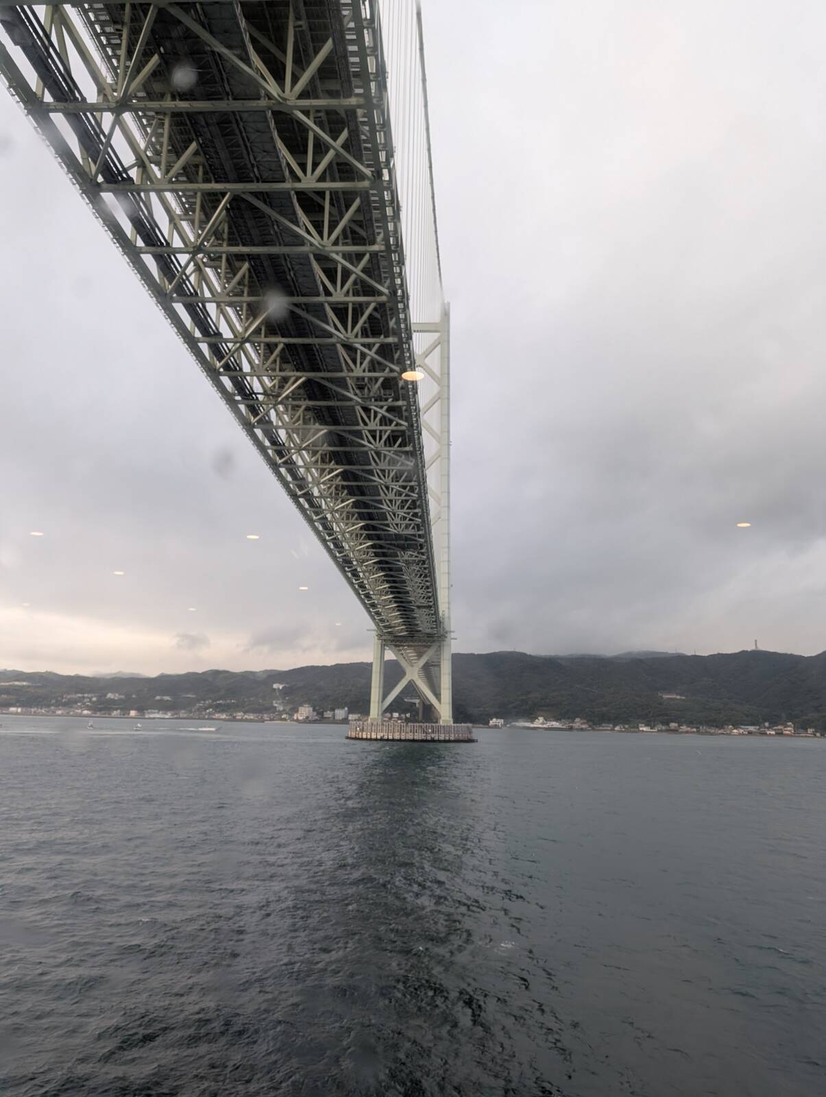 明石海峡大橋の下