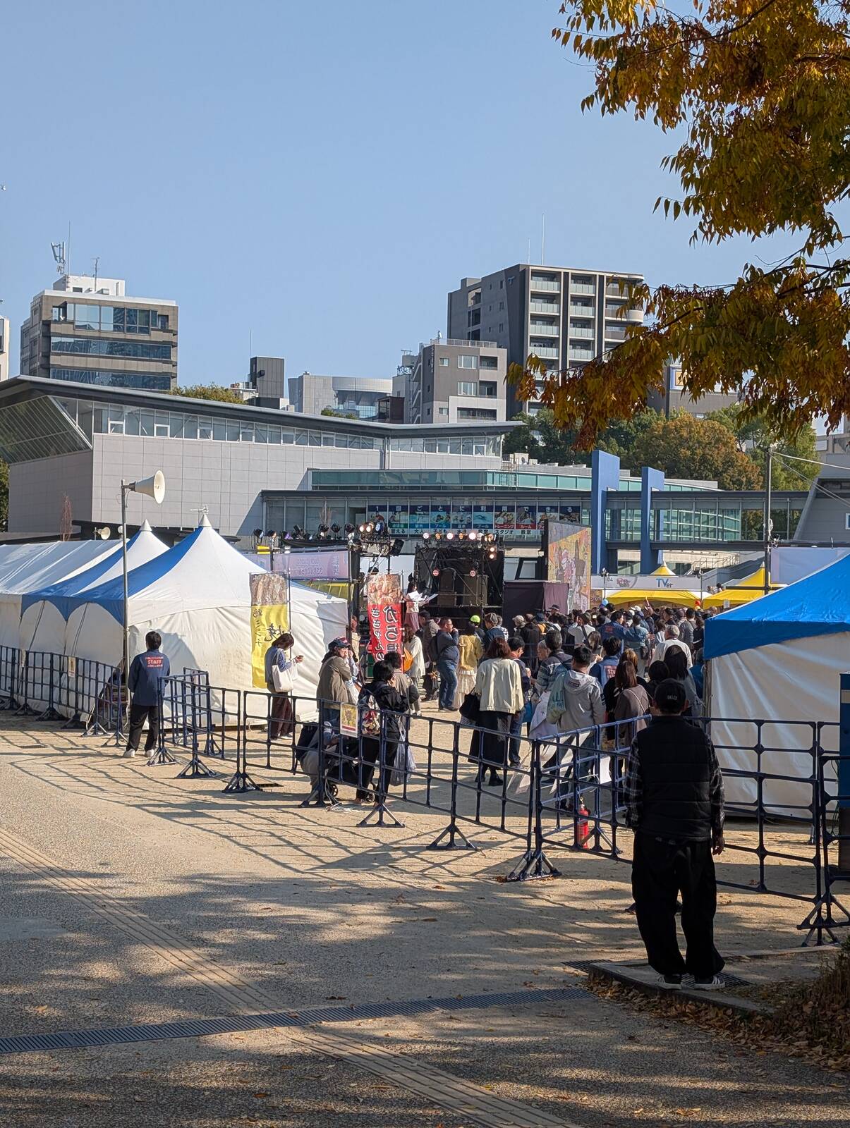 外から見る会場