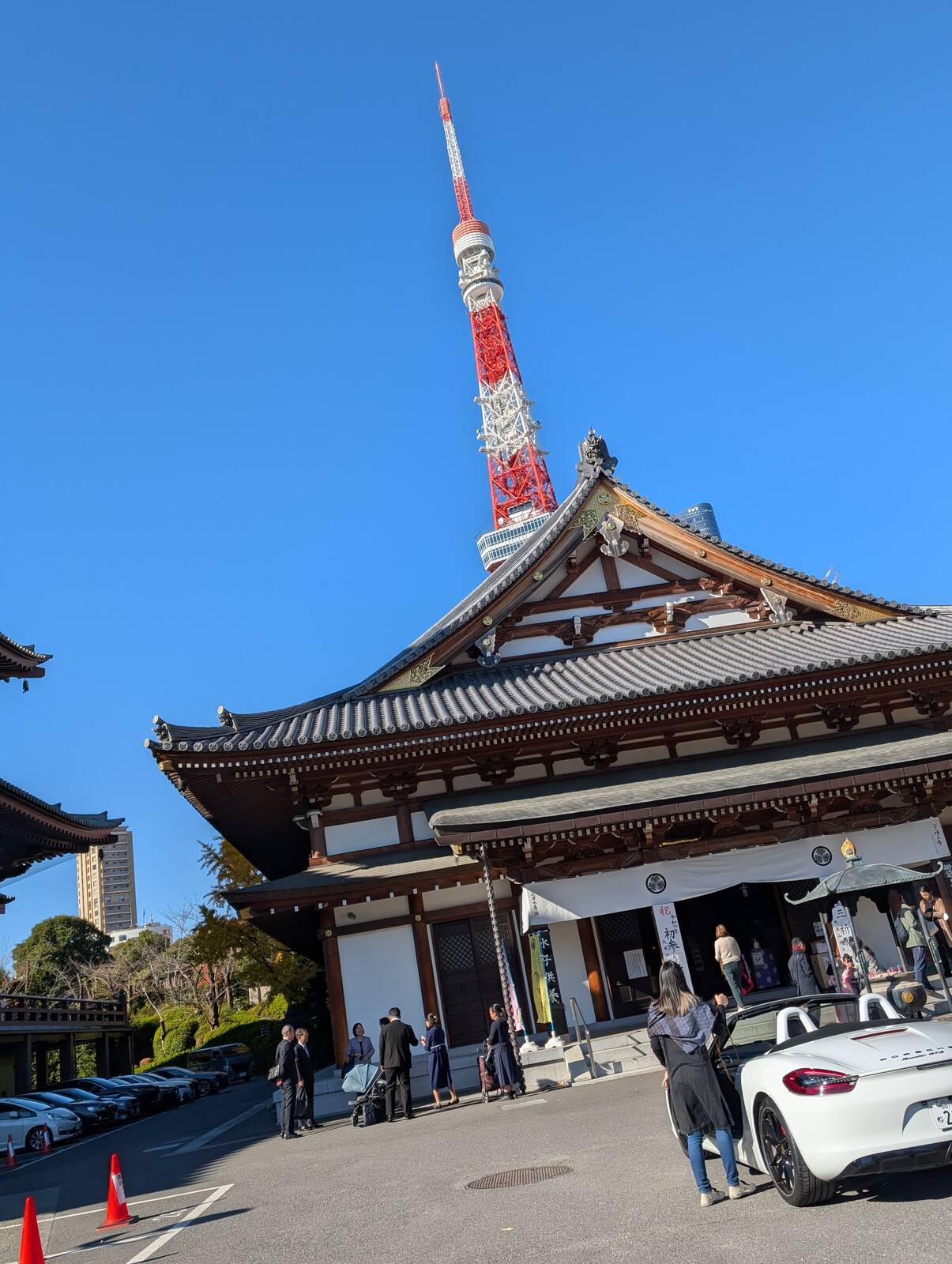 ポルシェで乗りつけ