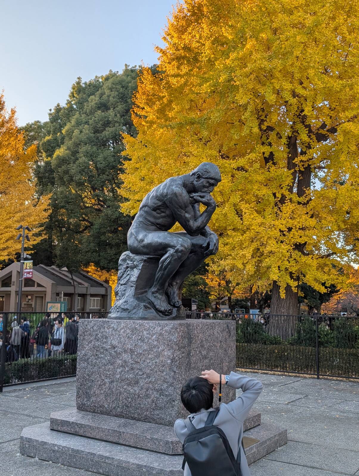考える人