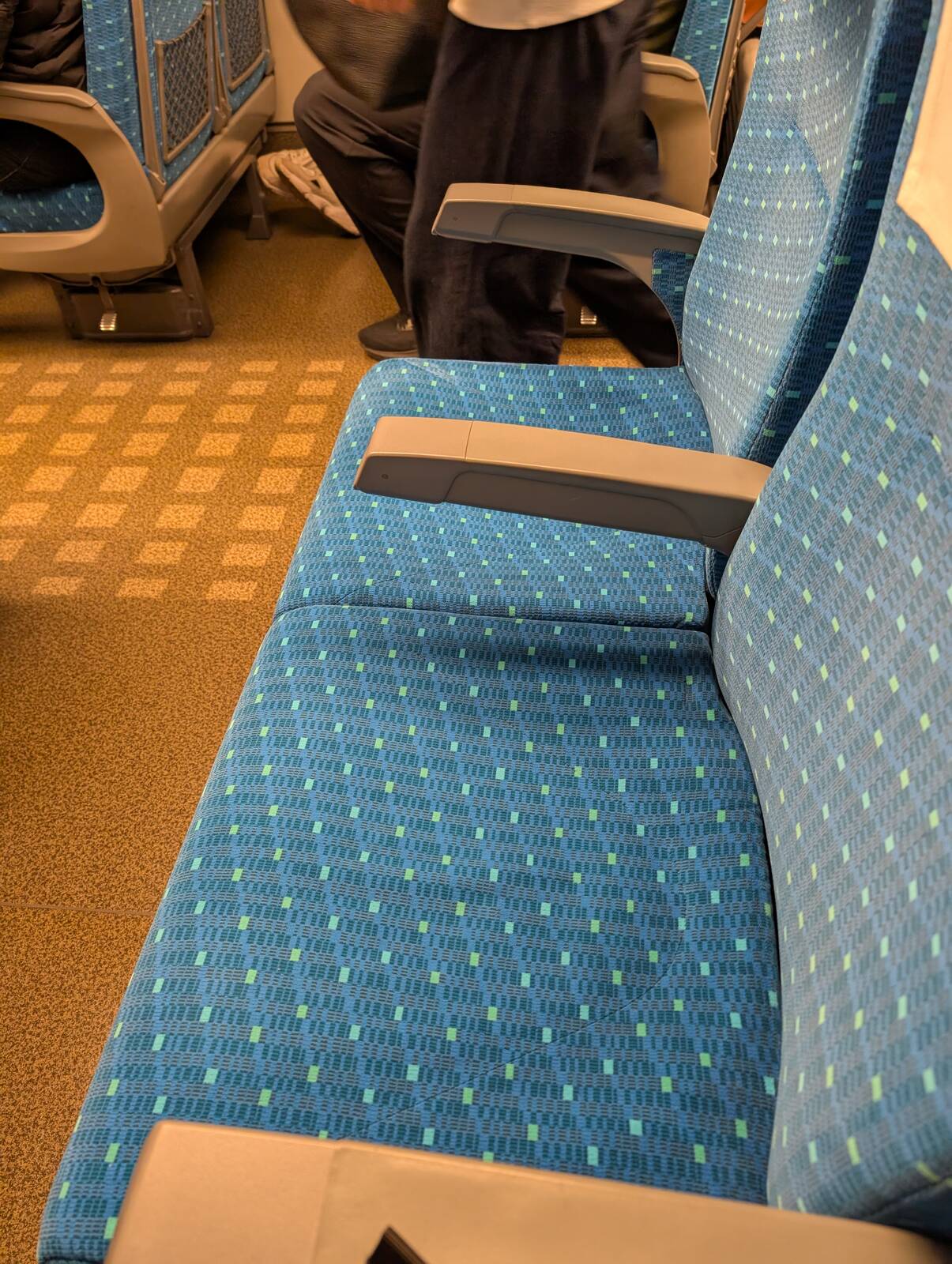 隣の座席